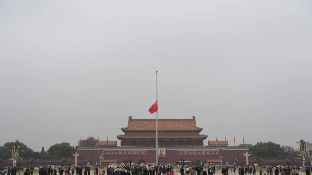 天安门下半旗悼念李克强同志